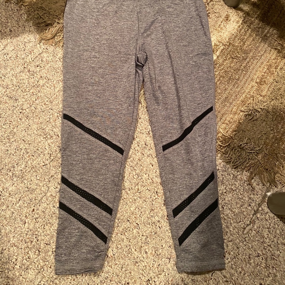 Stretchy grey crop leggings with black details